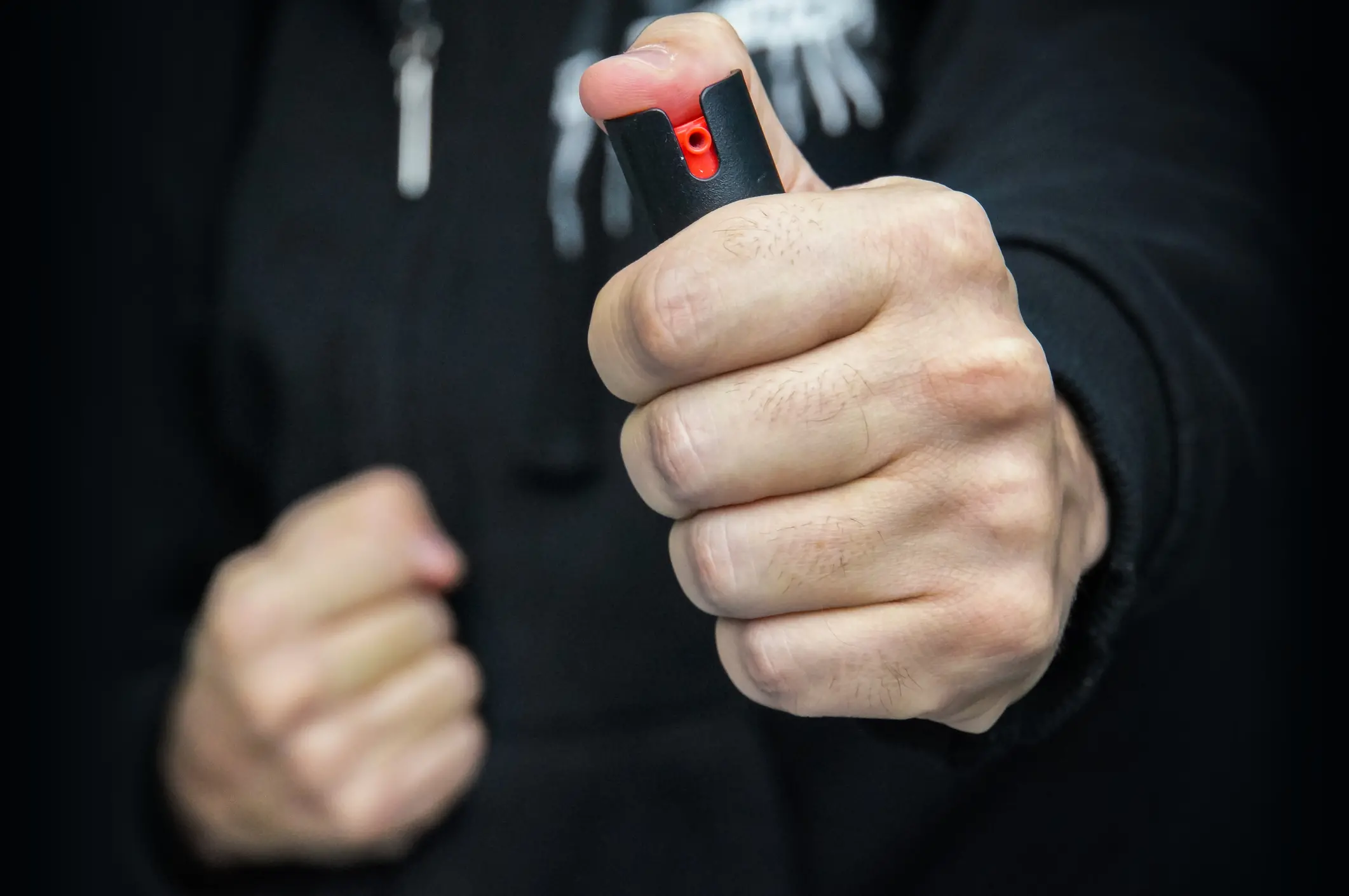 Studente spruzza lo spray al peperoncino a scuola: diversi