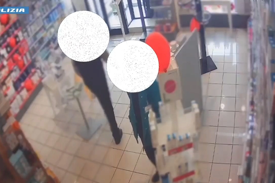 La rapina ripresa dalle telecamere dalla farmacia (video Polizia di Stato)