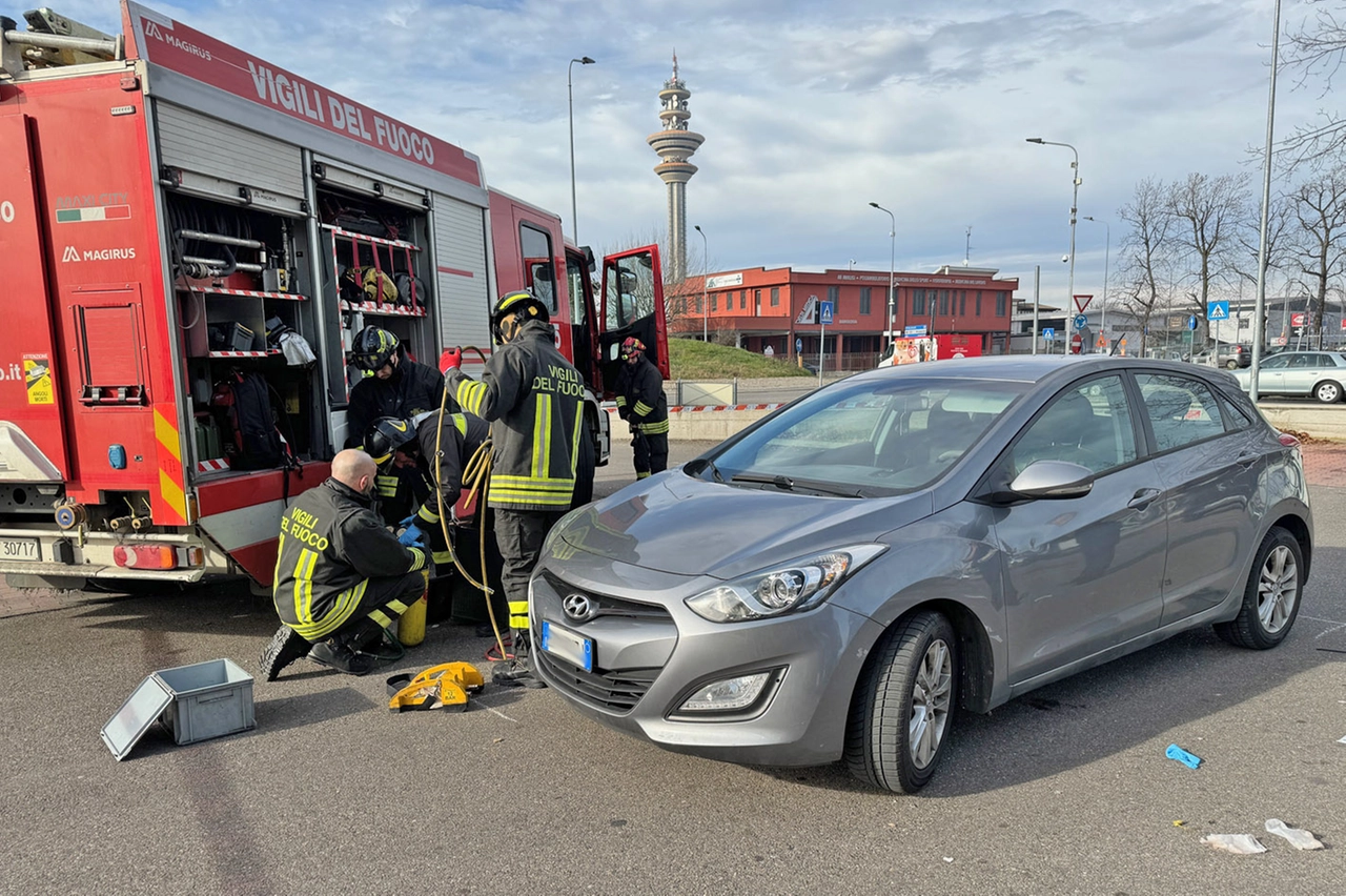 I vigili del fuoco al lavoro dopo l'incidente