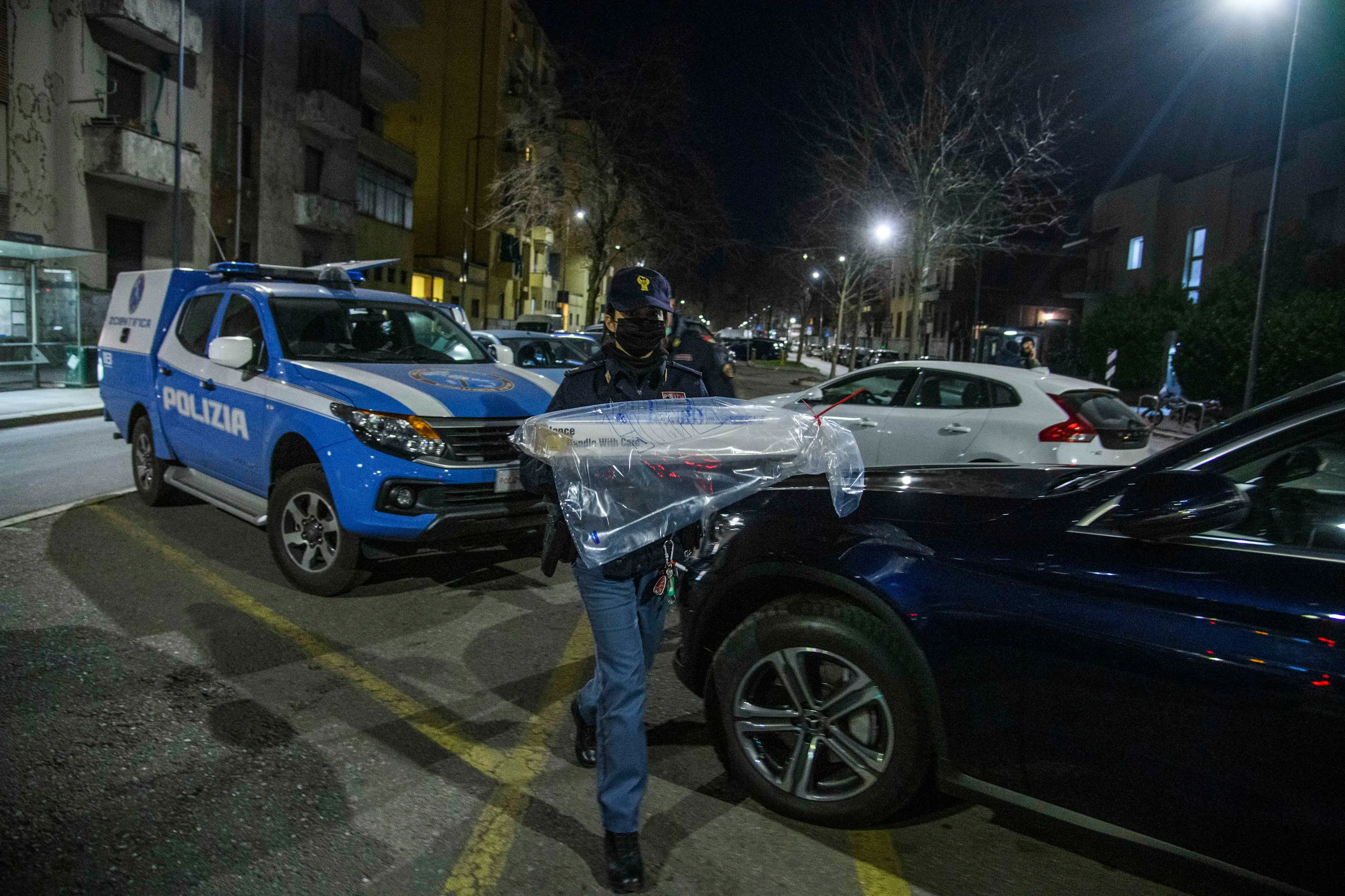 Milano, il mistero della mitraglietta Uzi: spunta l’uomo dei Barbaro