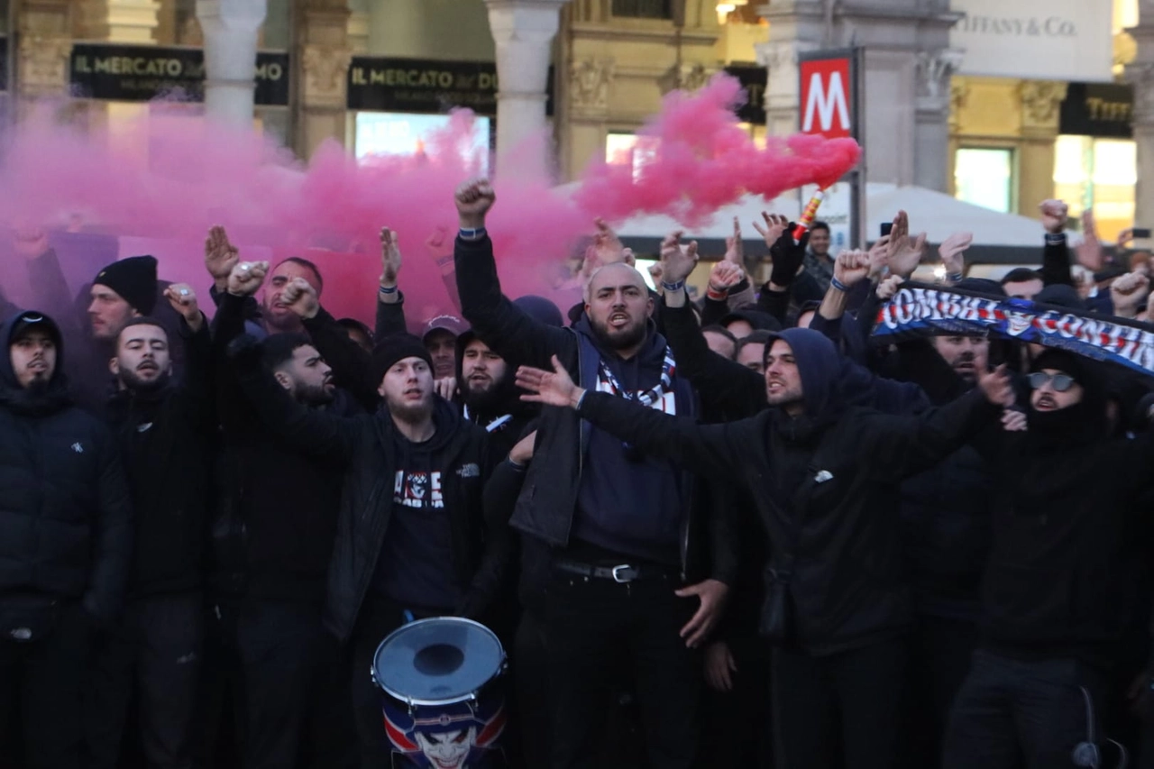 I tifosi del Paris Saint Germain in piazza Duomo