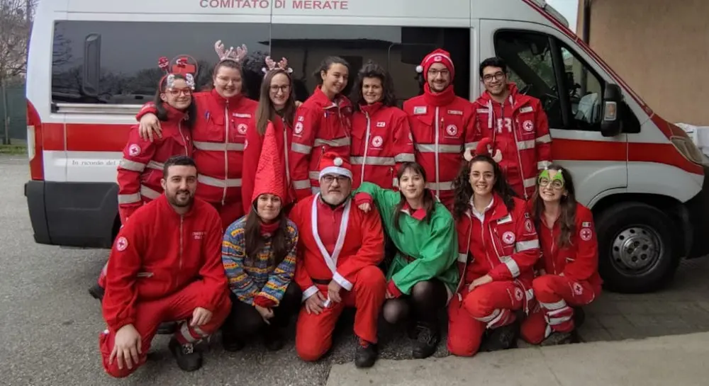 Merate, Babbo Natale porta i regali in ambulanza: lo aiutano i giovani della Croce rossa