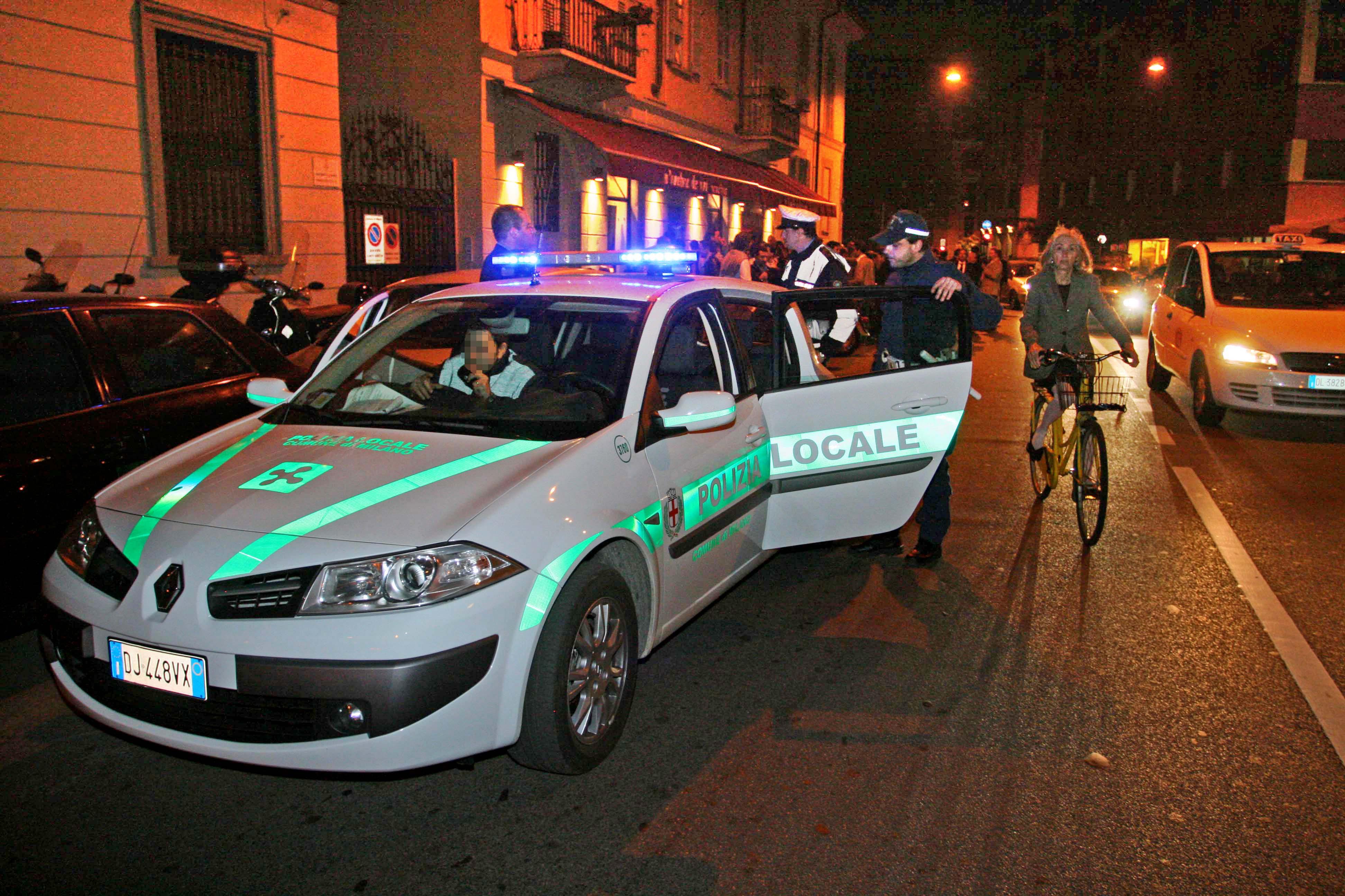 Milano, foto nuda davanti alla sede dei vigili: denunciata