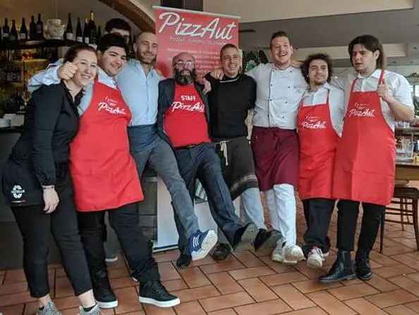 Il ristorante degli autistici: "Odiatori da tastiera, venite: vi offro la pizza"