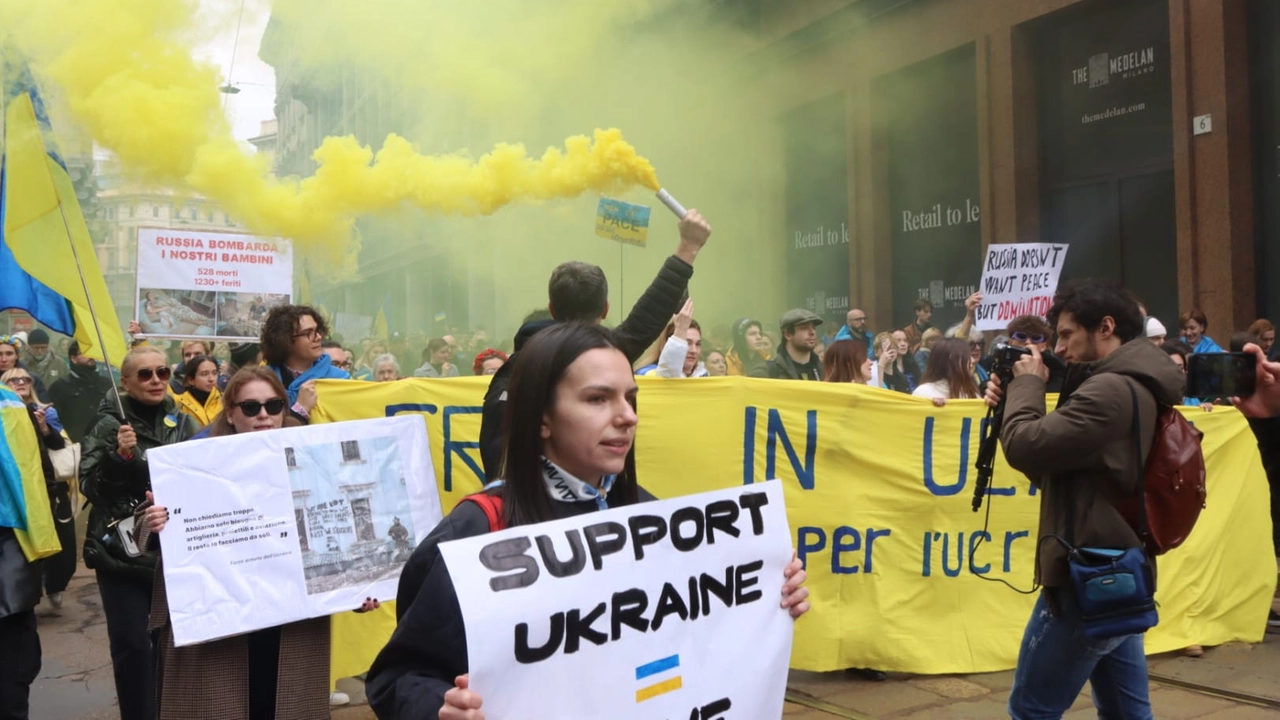 La manifestazione a sostegno del popolo ucraino (foto Salmoirago)