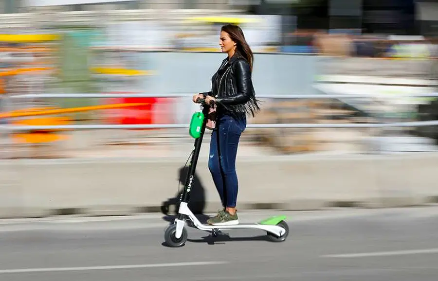 Monopattini, e-bike, e incidenti: le 10 regole per una mobilità gentile