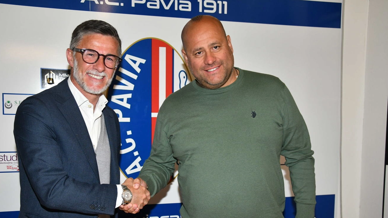 Da sinistra, l’allenatore Benny Carbone e il direttore sportivo Antonio Dieni del Pavia