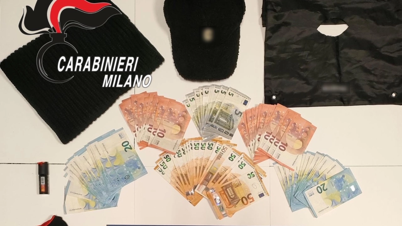 Soldi e materiale sequestrato dai carabinieri