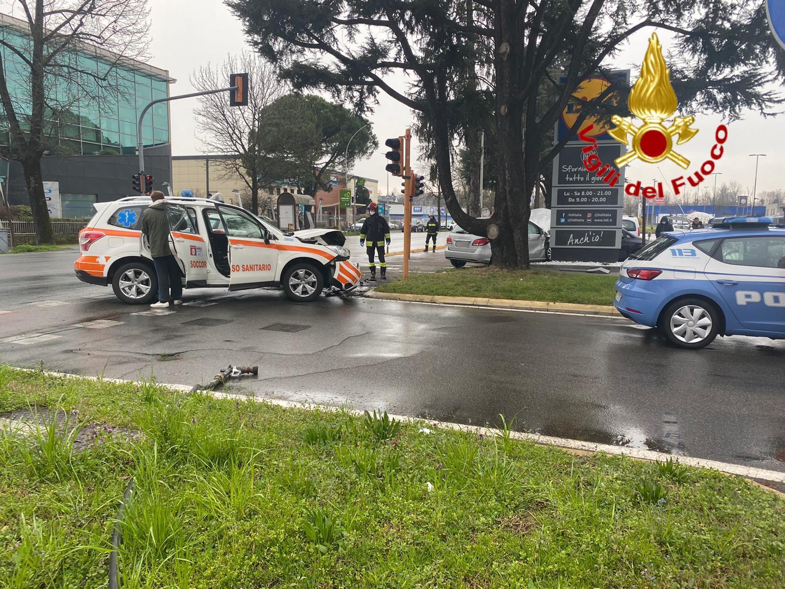 Lodi Incidente Tra Tre Mezzi Coinvolta Anche Un Auto Medica