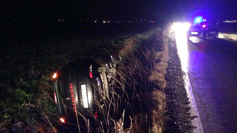 Auto dei carabinieri nel fosso a Orio Litta