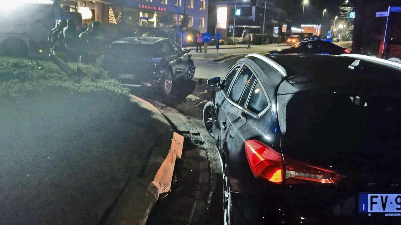 Contromano al rondò investe una pattuglia. Feriti due carabinieri