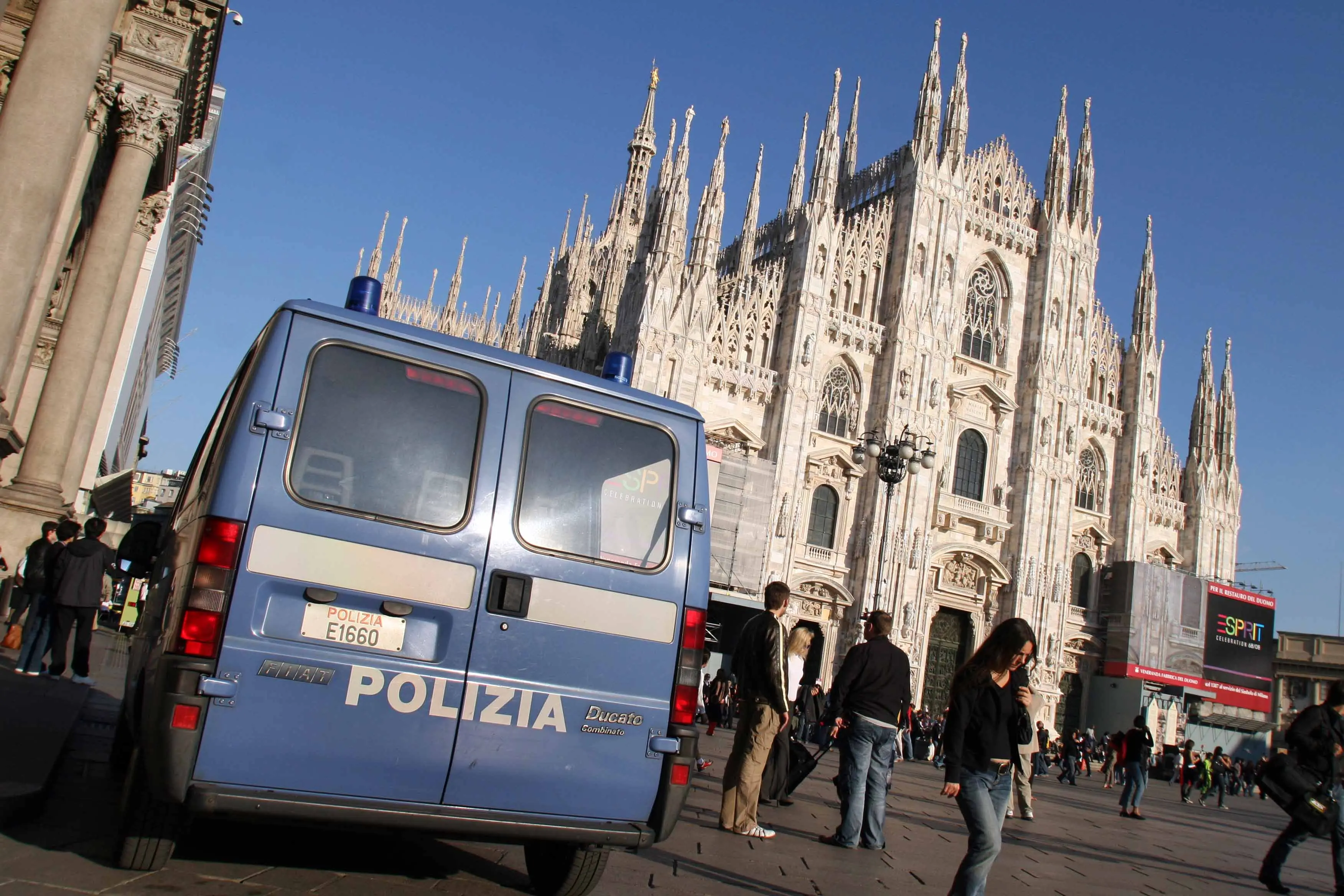 Piazza Duomo: minorenni rapinati della catenina. Bloccati tre membri della baby gang CC4