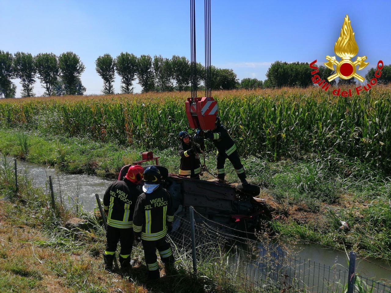 Auto Esce Di Strada E Finisce In Un Fossato Pieno D Acqua Paura Sulla A