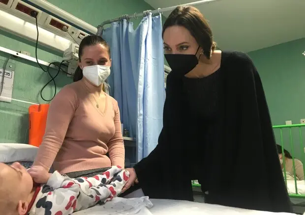 Angelina Jolie in visita a sorpresa tra i bambini rifugiati ucraini in ospedale