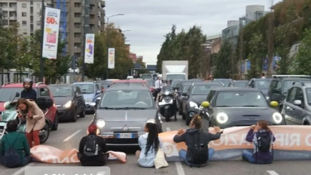 Un momento della protesta (Instagram Ultima Generazione)