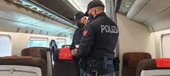 Como, aggredisce il capotreno che gli chiede il biglietto: arrestato ingegnere americano