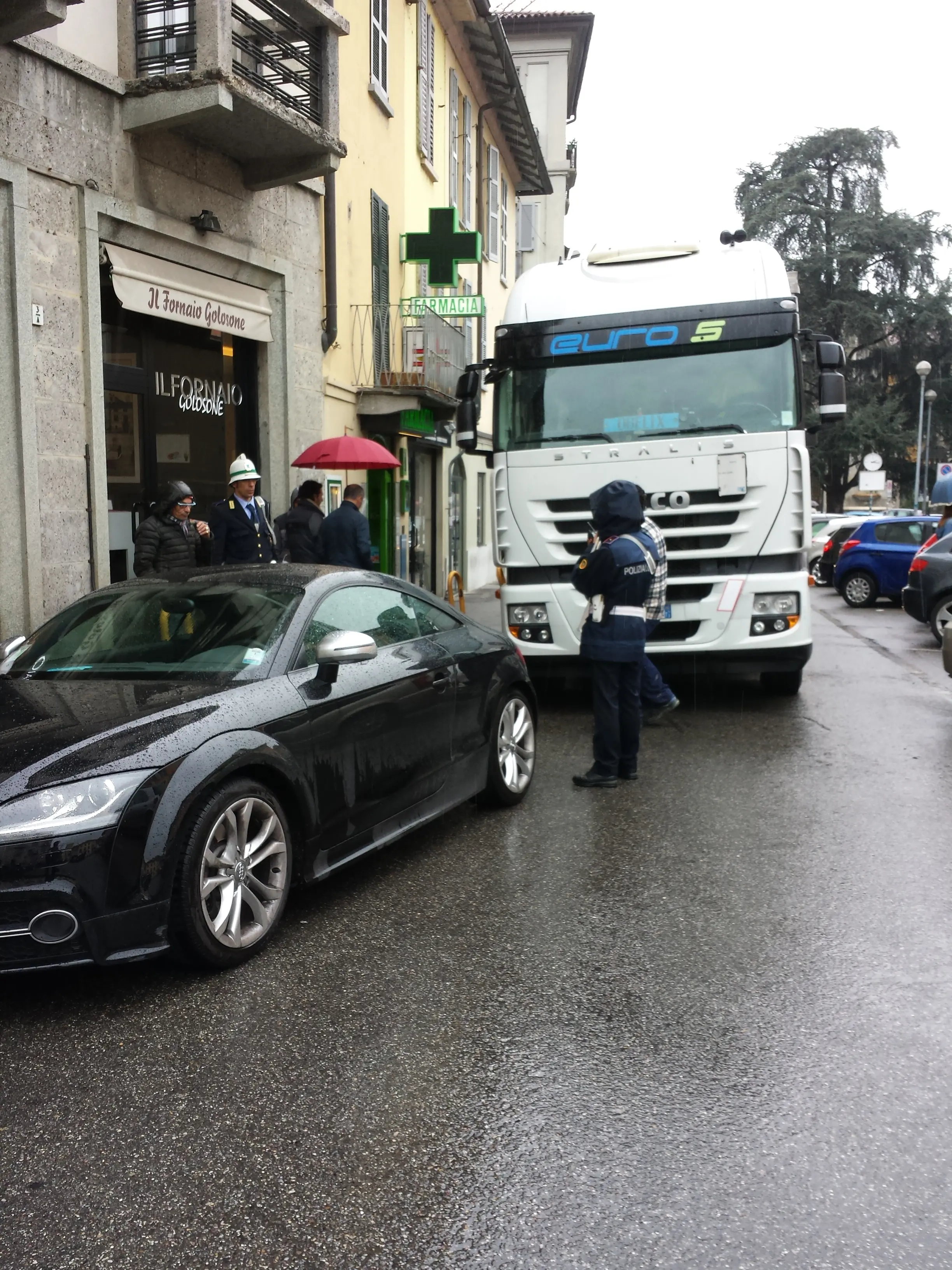 Monza, disabile con una Audi TT parcheggia in divieto e paralizza il centro storico per un'ora e mezza