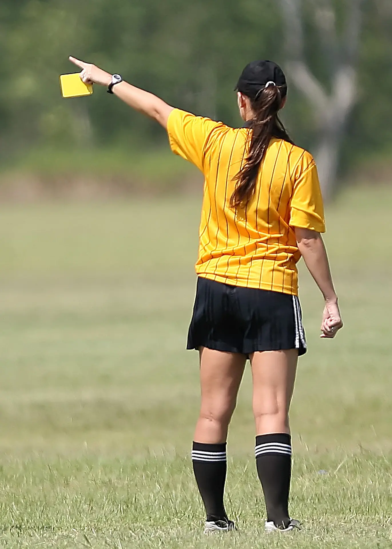 Brescia, arbitra sospende la partita per rissa in campo: aggredita e chiusa nello stadio