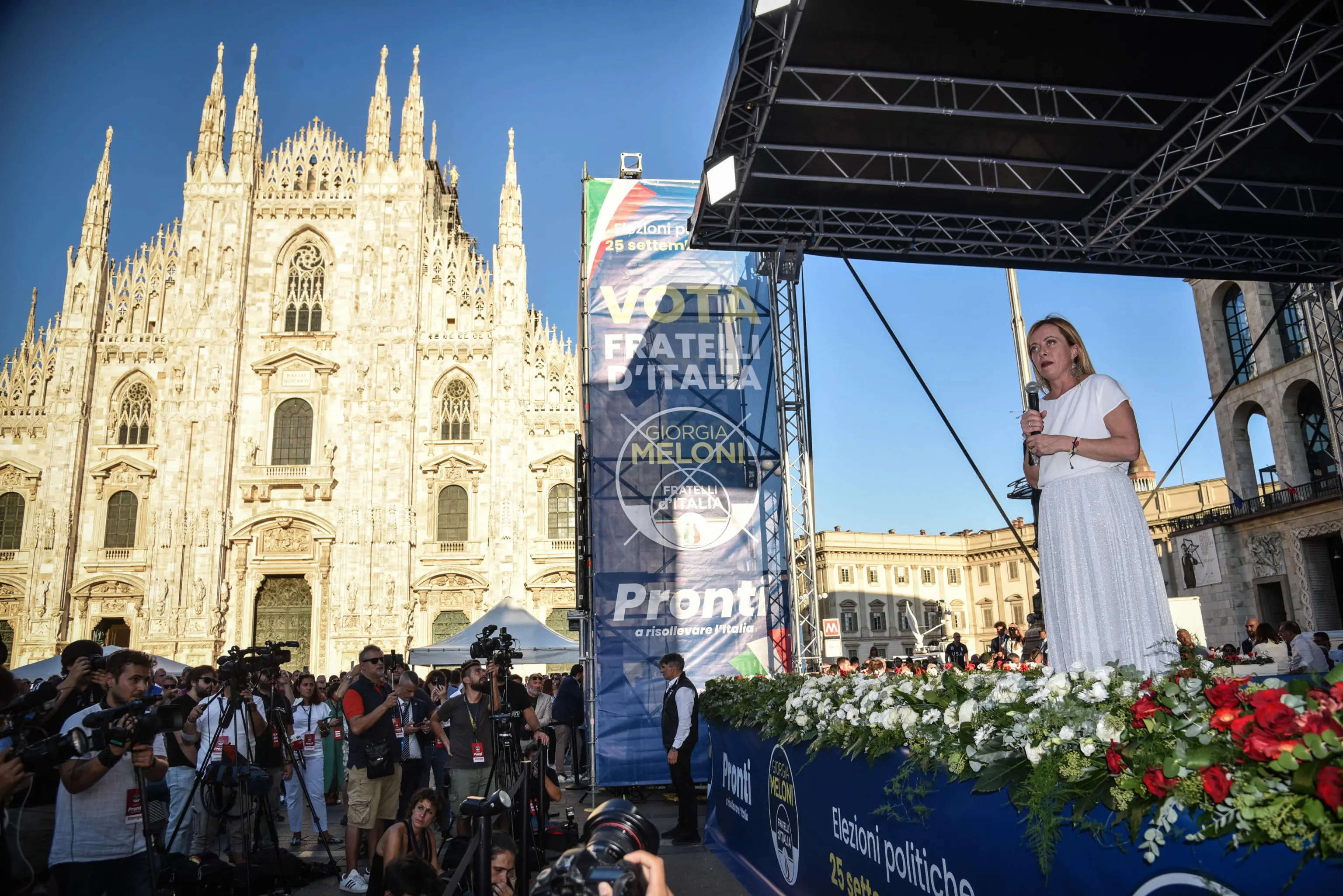 Giorgia Meloni in piazza Duomo a Milano: "La sinistra? Costruisce il mostro"