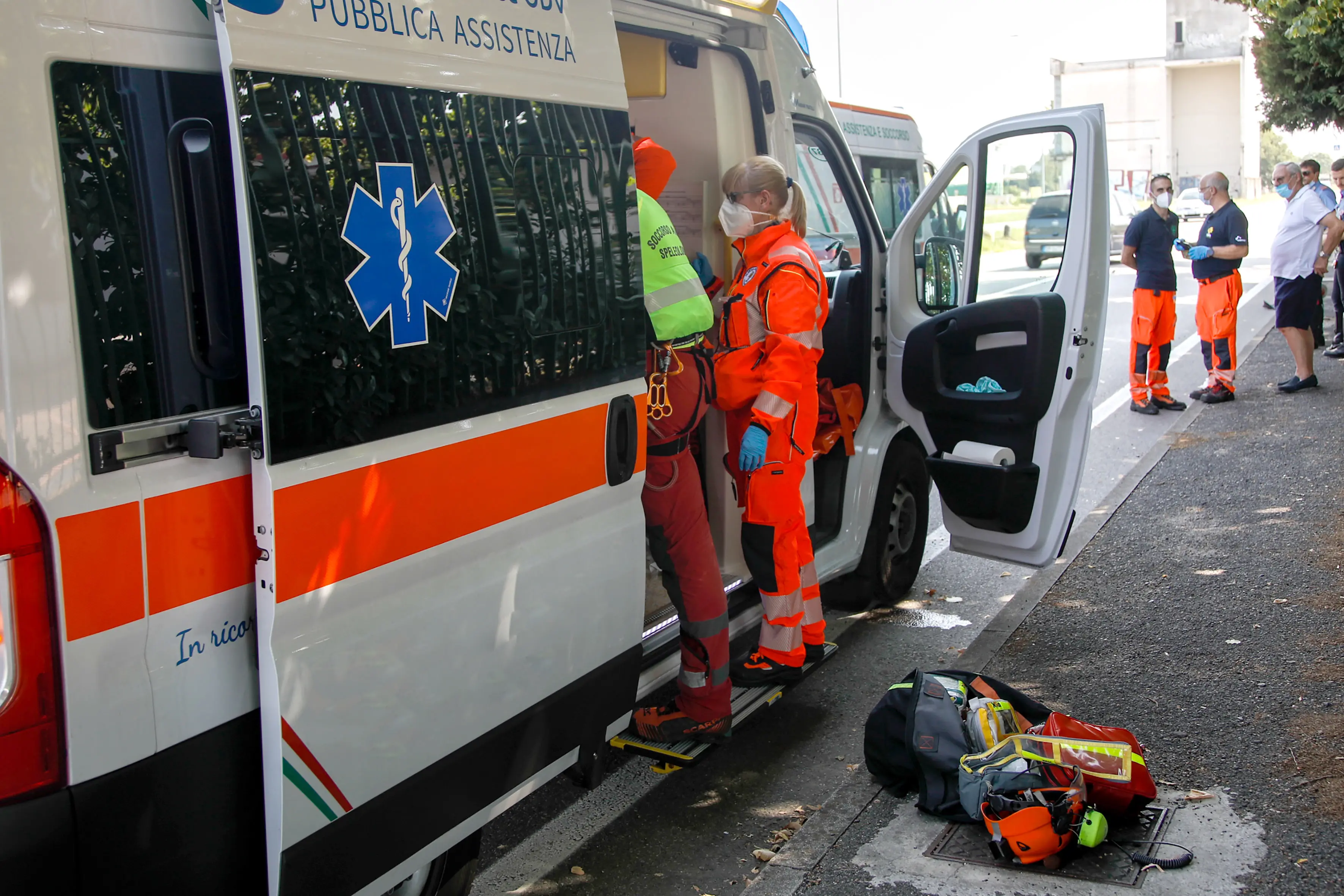 Incidente sul lavoro a Saronno, operaio precipita nel vano del montacarichi: è grave