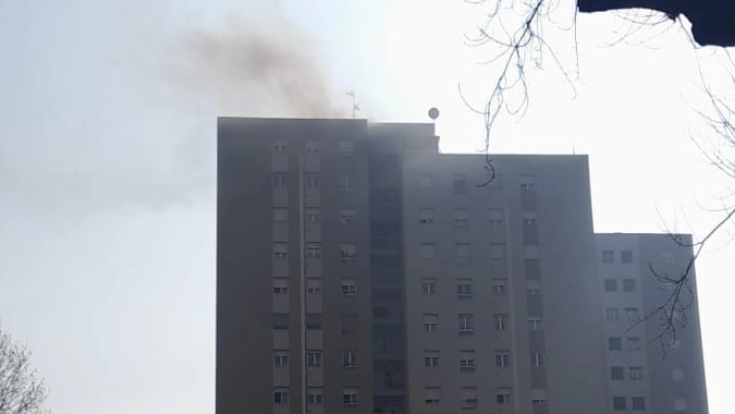 Incendio in un grattacielo Aler in via Vincenzo da Seregno a Milano