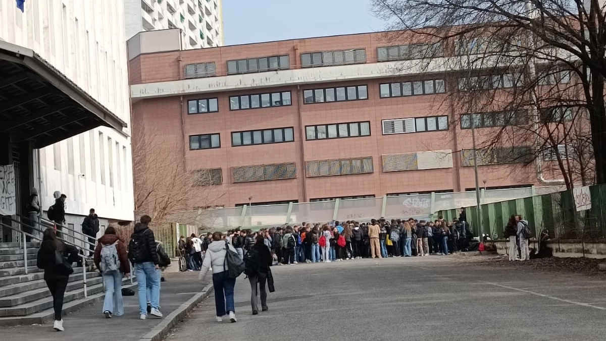 La protesta degli studenti nel cortile del Liceo Beccaria di Milano