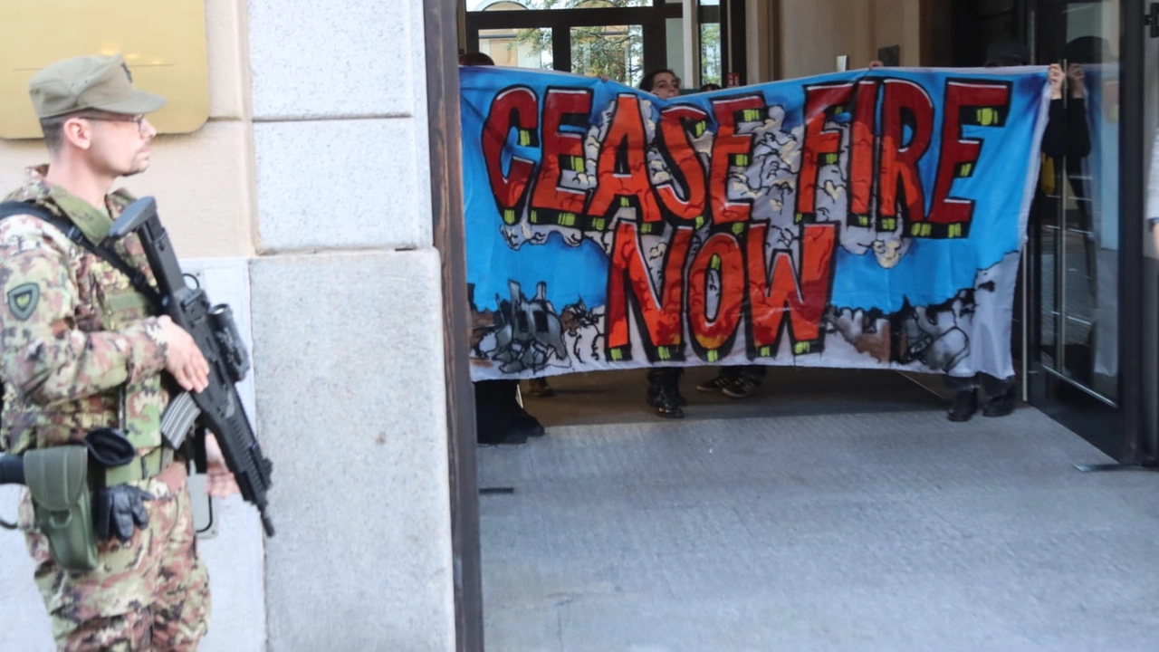 La protesta negli uffici Ue a Milano