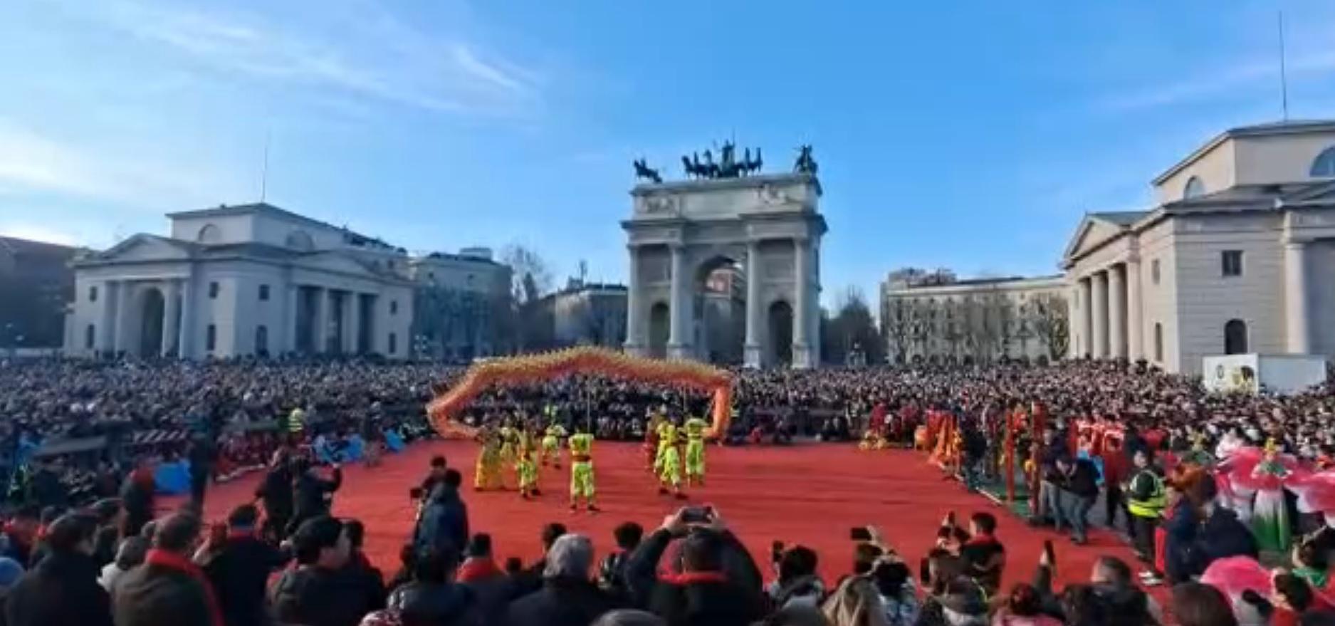 Milano, via al Capodanno Cinese: in migliaia alla sfilata del Dragone all'Arco  della Pace