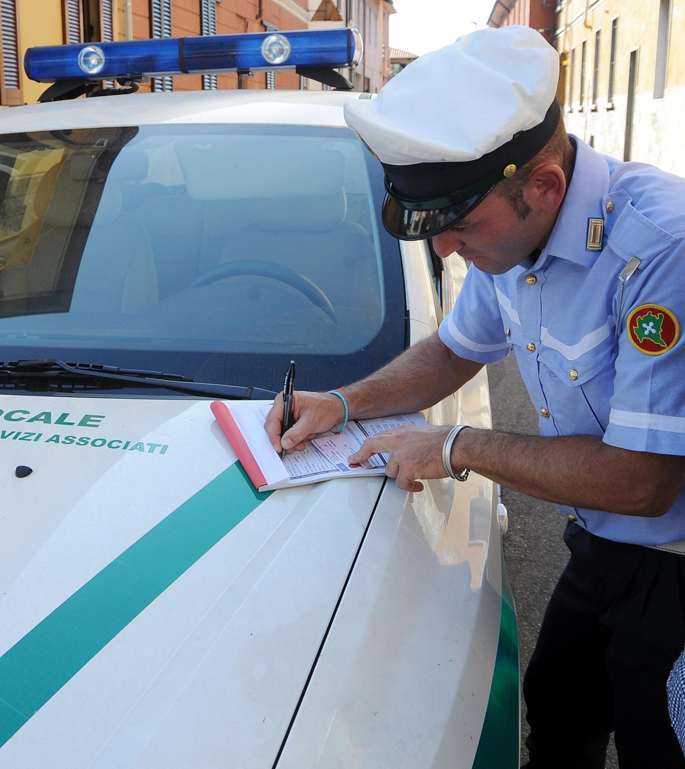 Guida Senza Patente Abbatte Un Palo E Se Ne Va Denunciato Dalla