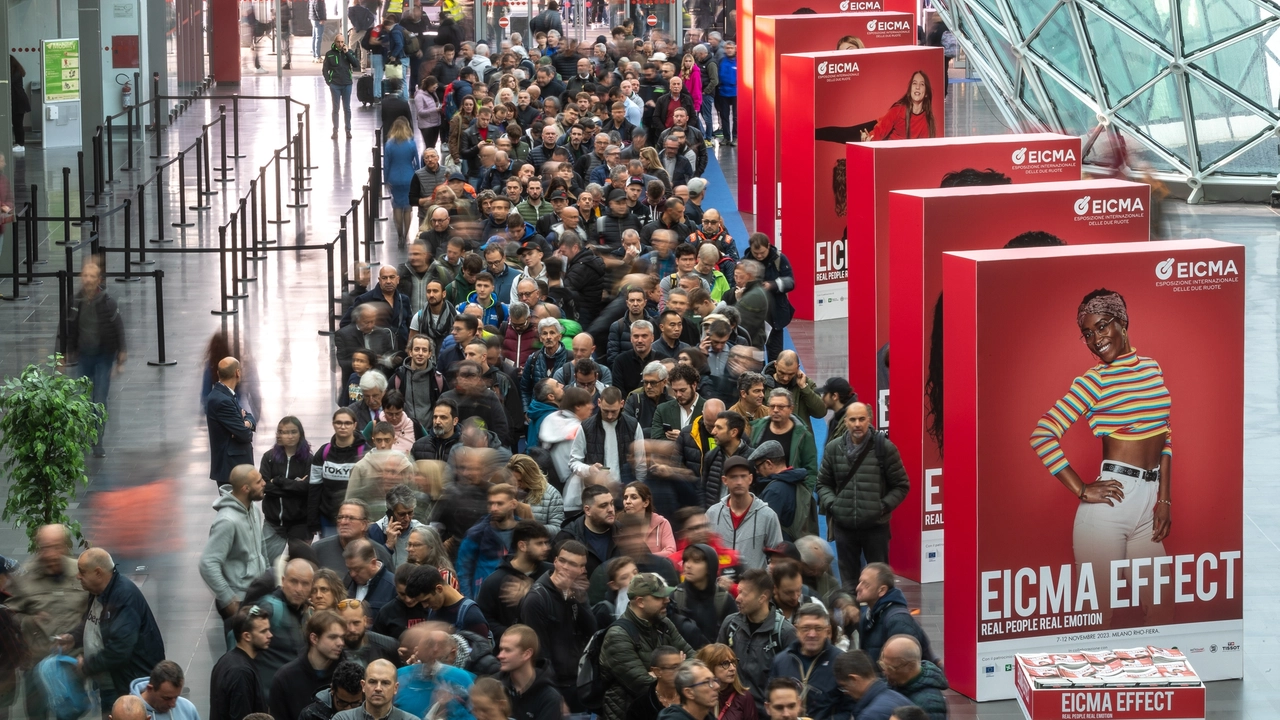 Folla nei padiglioni di Milano Fiera per Eicma 2023 (Courtesy EICMA)