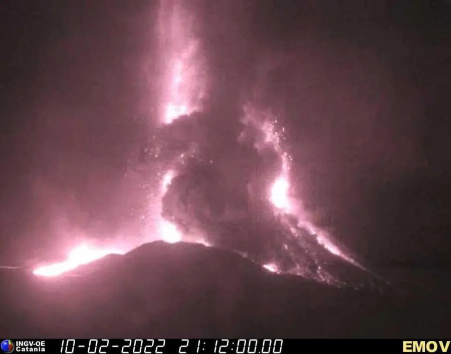 L'Etna dà spettacolo: nuova intensa eruzione e fontana di lava