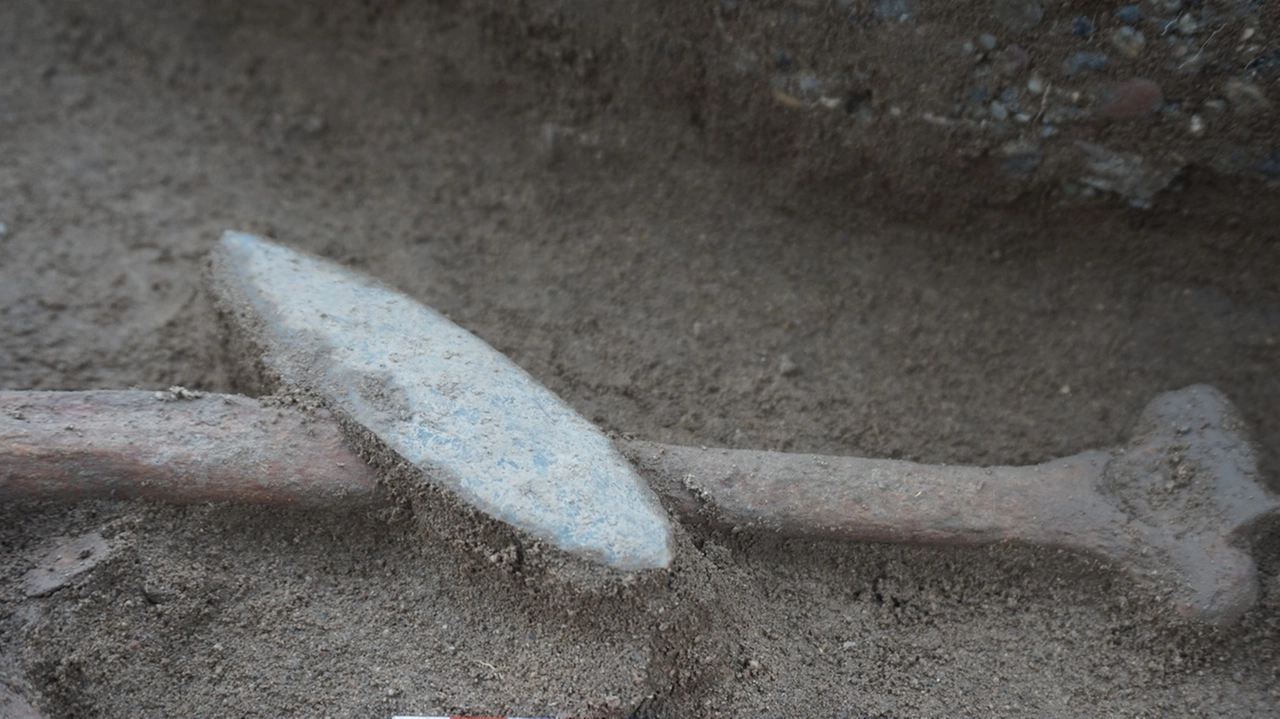 Mantova e la sua storia “sotto terra”: cacciatore di 5.000 anni fa sepolto con coltelli e frecce