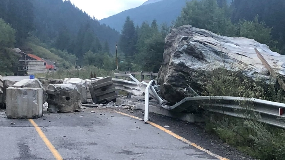 Lo smottamento caduto sulla strada