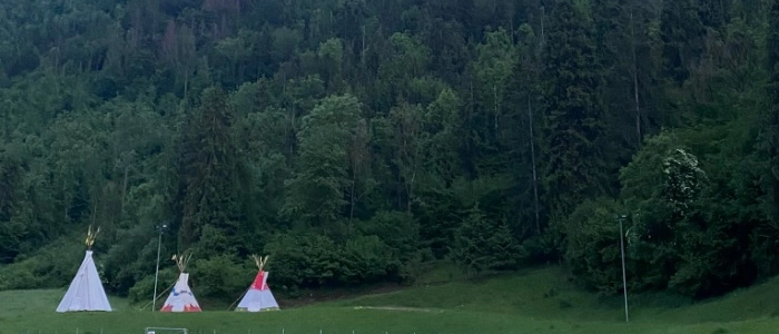 Clusone, che ci fa un accampamento indiano in mezzo al prato?