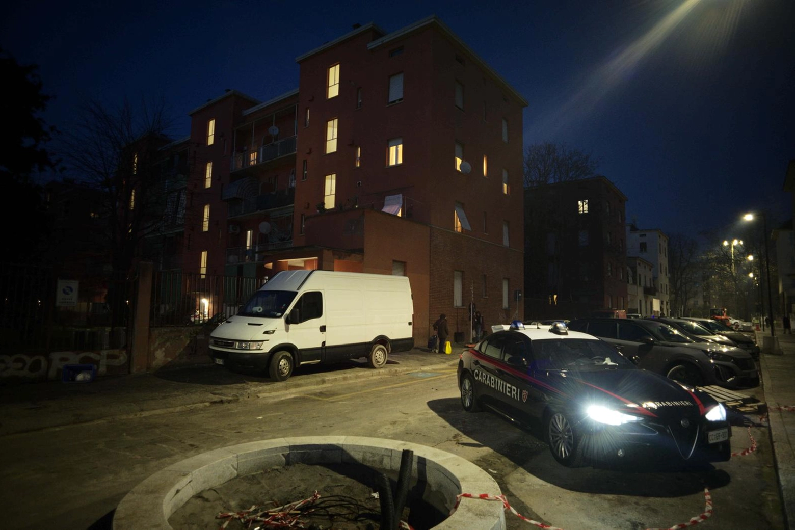 Lo stabile Aler di via degli Apuli a Milano dov'è stato trovato il neonato abbandonato (Foto Canella)