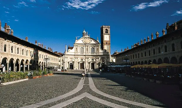 Vigevano, va al matrimonio e gli rubano il portafoglio dall'auto