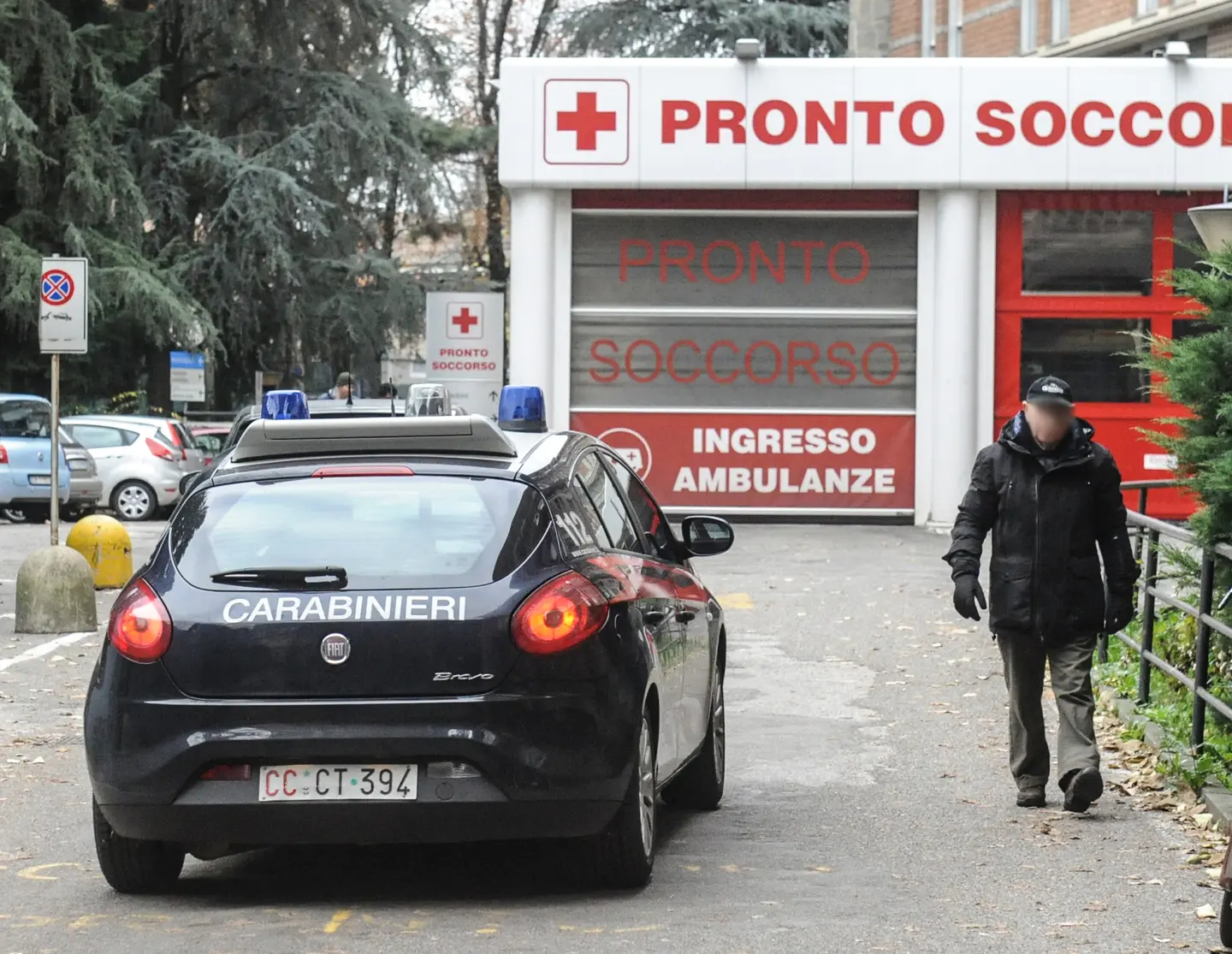 Saronno, lunga l’attesa al Pronto soccorso: se ne va nudo sulla sedia a rotelle