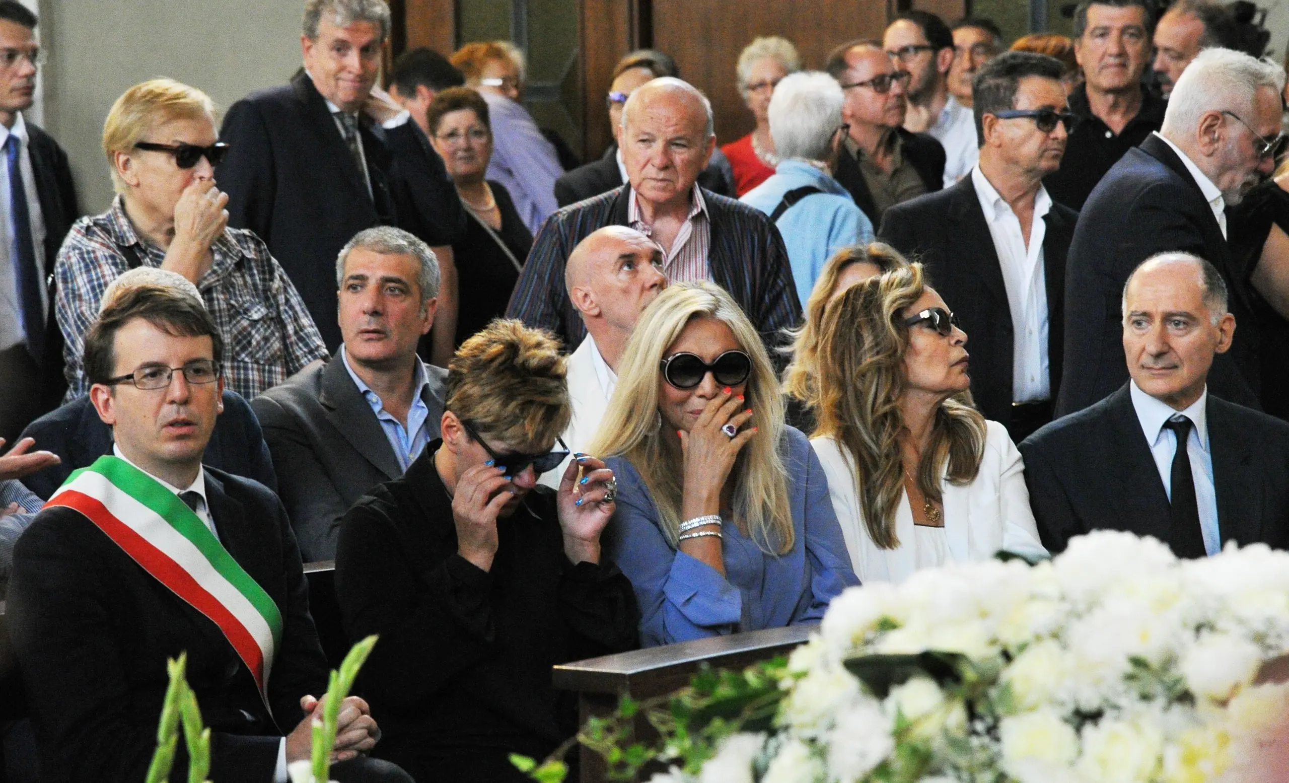 Addio a Paolo Limiti, funerale a Milano: folla e lunghi applausi/ FOTO e VIDEO