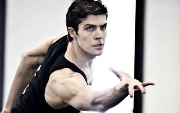 Milano, Roberto Bolle prepara il Capodanno sul palco con i suoi amici