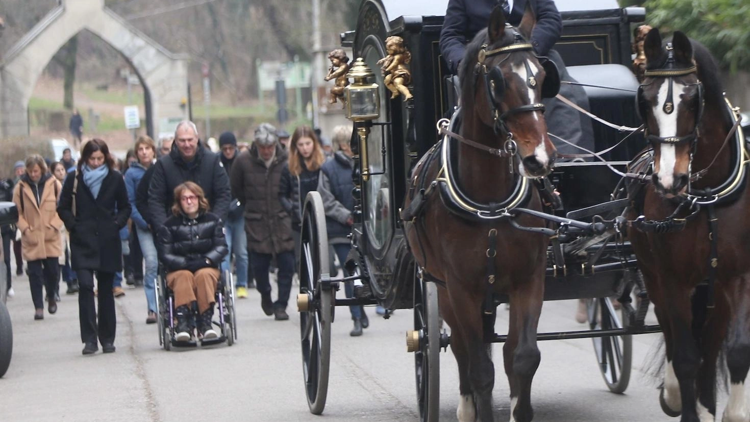 Il funerale in carrozza. L’addio a Renato Campini il papà dei cavalli del Parco