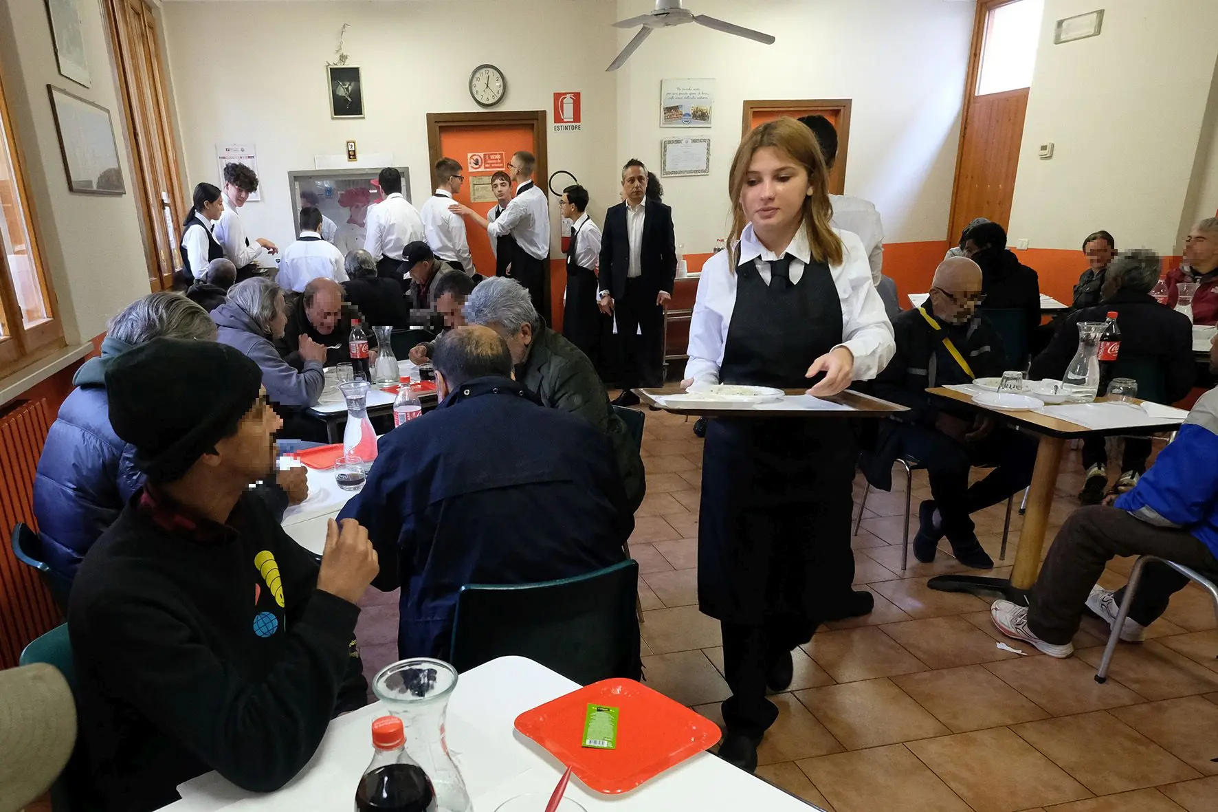 Dai giovani al nonnino: a Monza bussano al convento per placare la fame e la solitudine