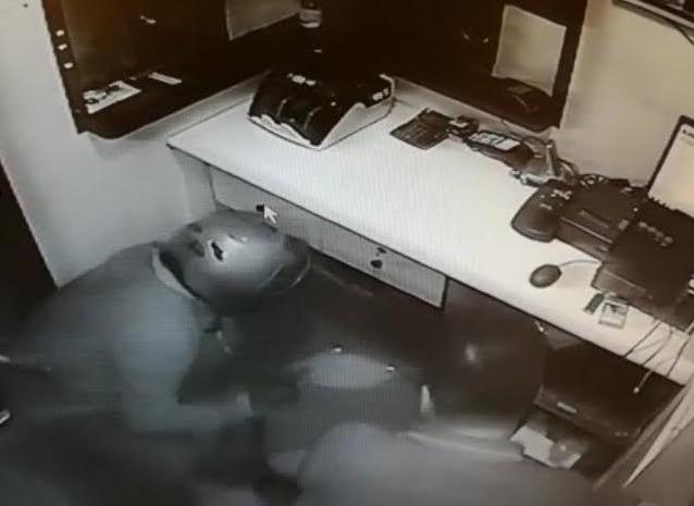 Raid In Sala Slot E Fuga Con Testacoda Due Rapinatori Arrestati Dalla Polizia