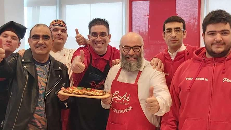 Nico Acampora (al centro con la pizza) e PizzAut