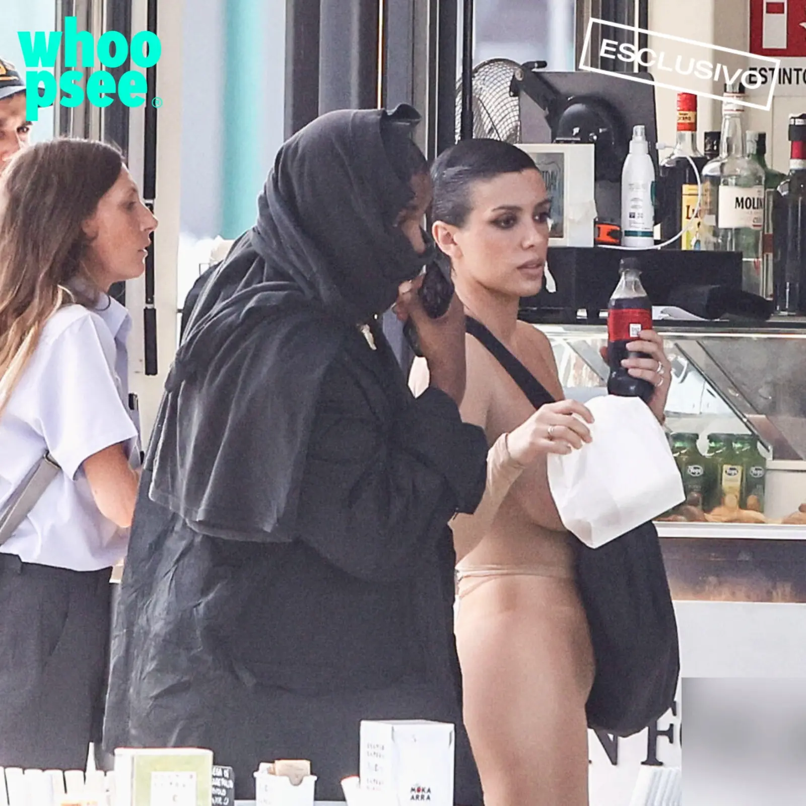 Kanye West e Bianca Censori a Milano, shopping in centro: lui completamente  coperto, lei in nude look