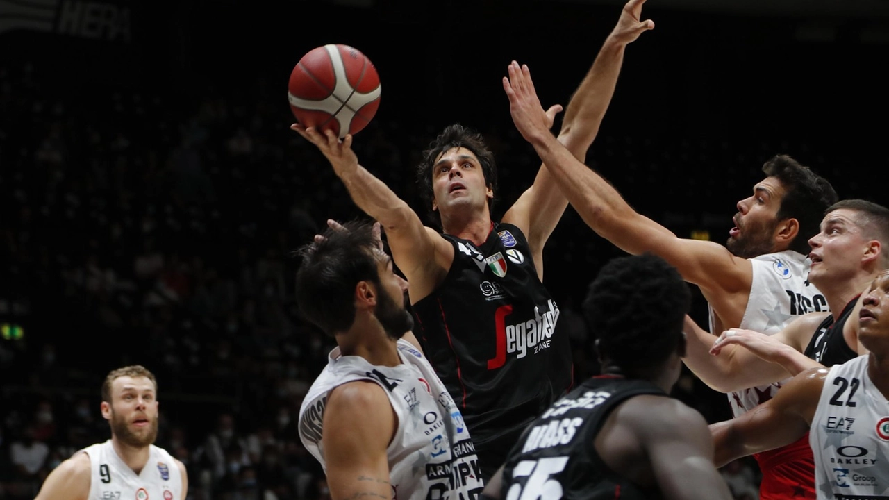 Milos Teodosic batte la difesa milanese