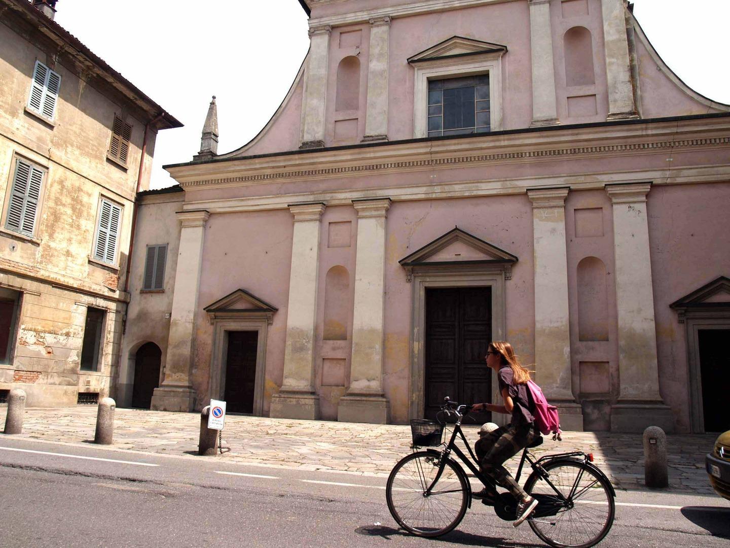 Si finge un fedele e ripulisce la chiesa della Trinità: rubati ostie e un  calice d'argento