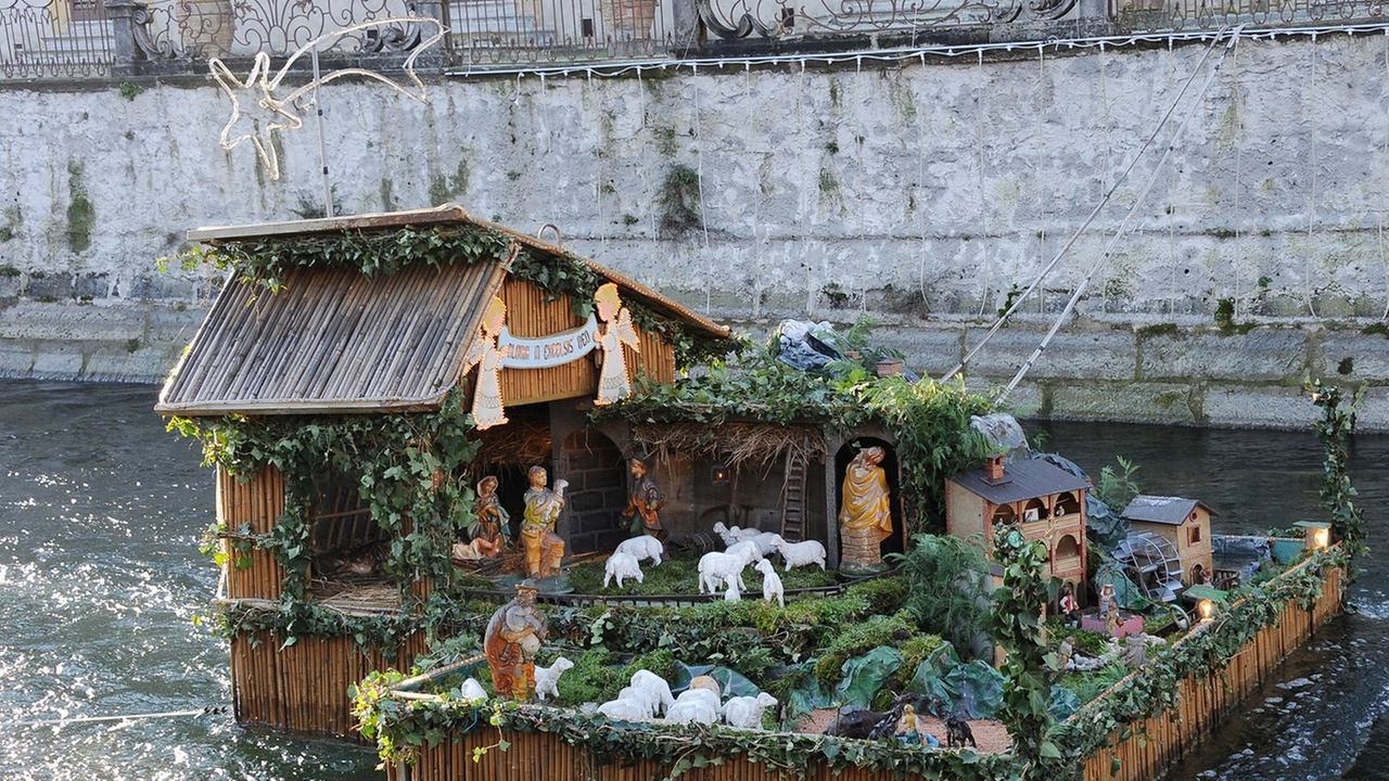 Robecco, da 30 anni il presepe galleggia sul Naviglio