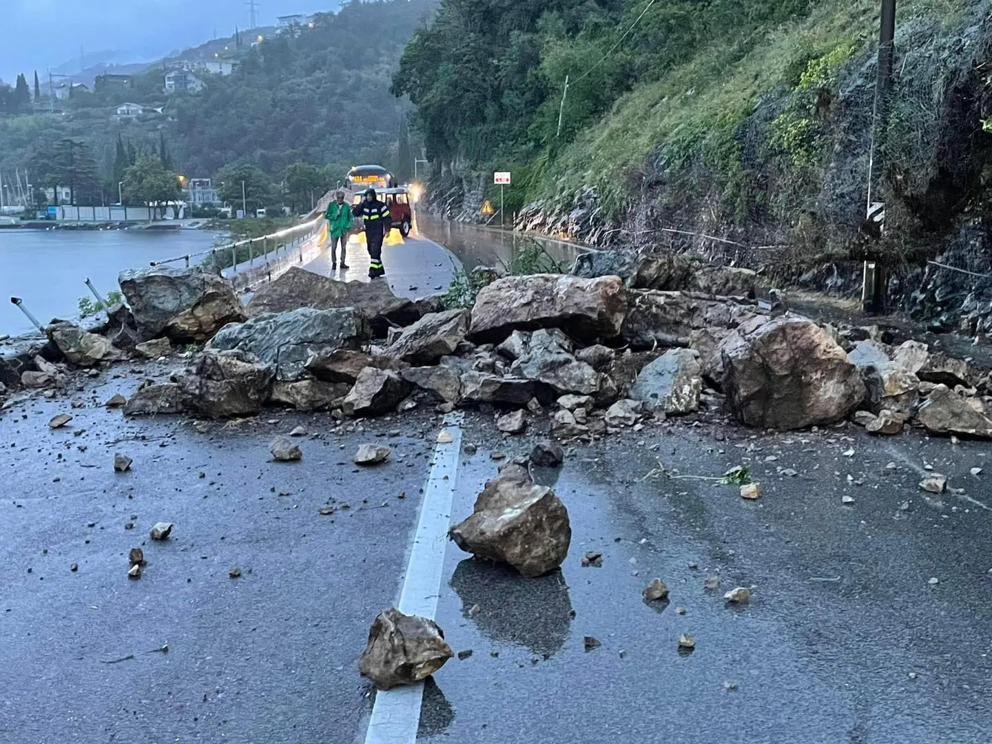 Maltempo, frana sulla Gardesana Orientale: strada chiusa tra Navene e Torbole