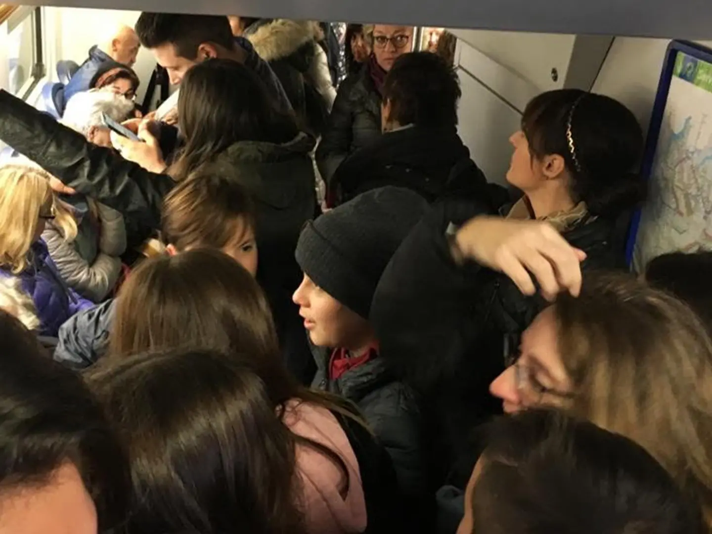 Malore sul treno stracolmo della S5: giornata da dimenticare sul treno