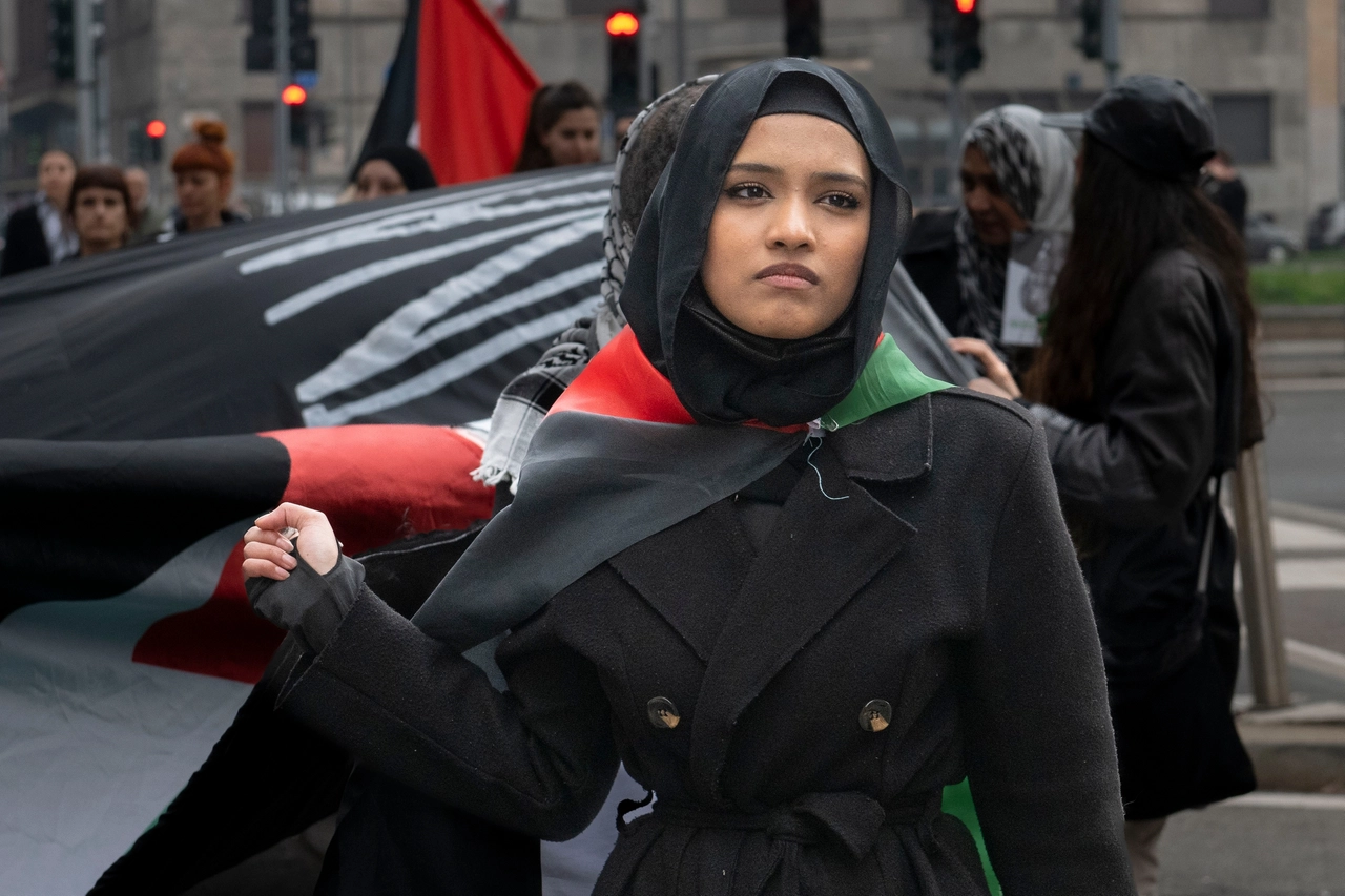 Una manifestante al corteo pro Palestina di Milano (Foto Andrea Fasani)